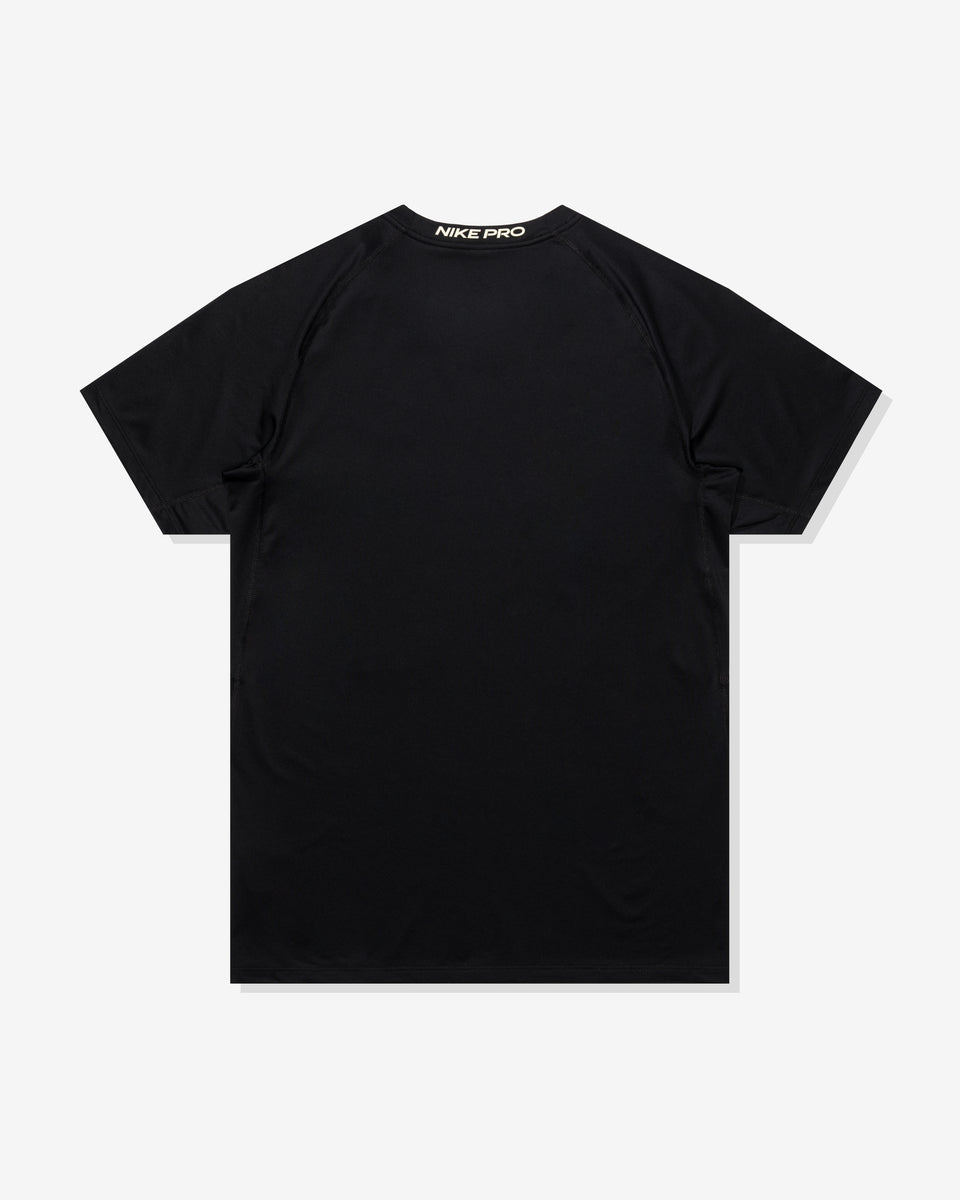 UACTP X NIKE NRG DF SLIM SS TOP - BLACK – Undefeated