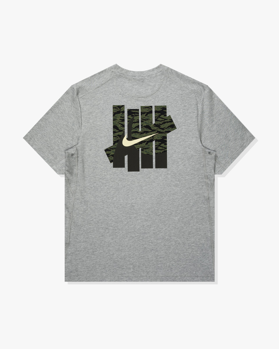 UACTP X NIKE NRG PRIMARY SS TOP - DK GREY HEATHER – Undefeated