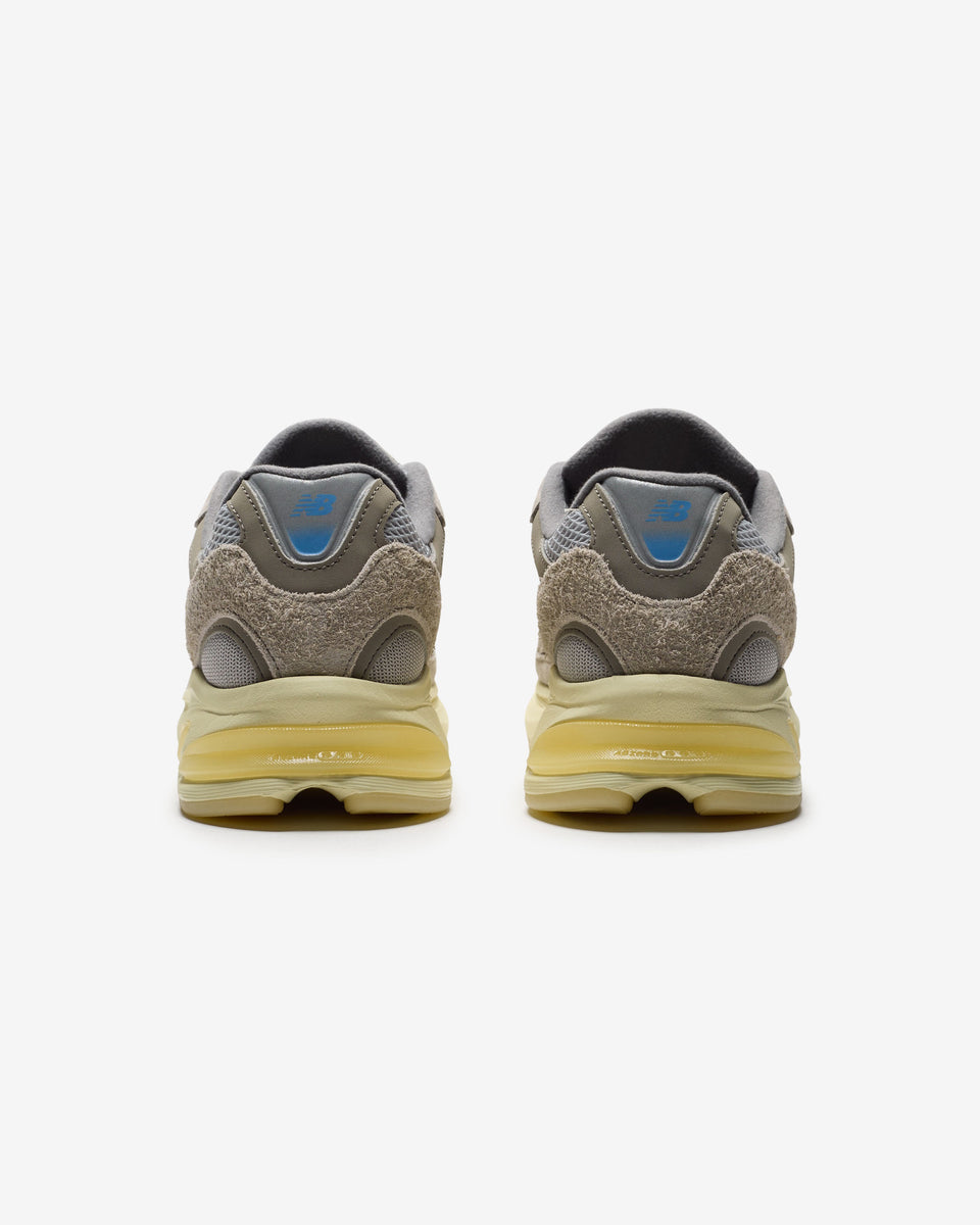 NEW BALANCE 2010 - ARIDSTONE – Undefeated