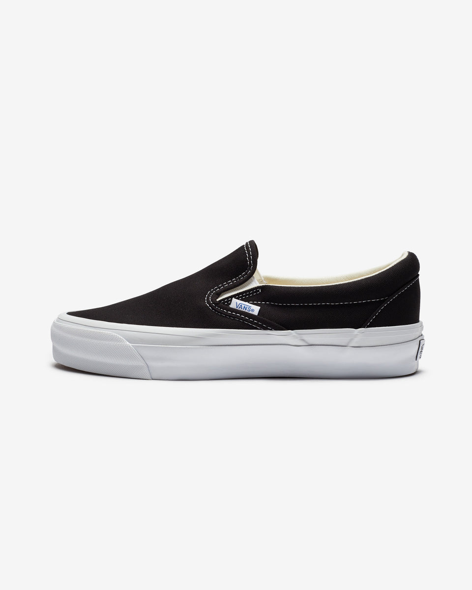 slip on vans black and white