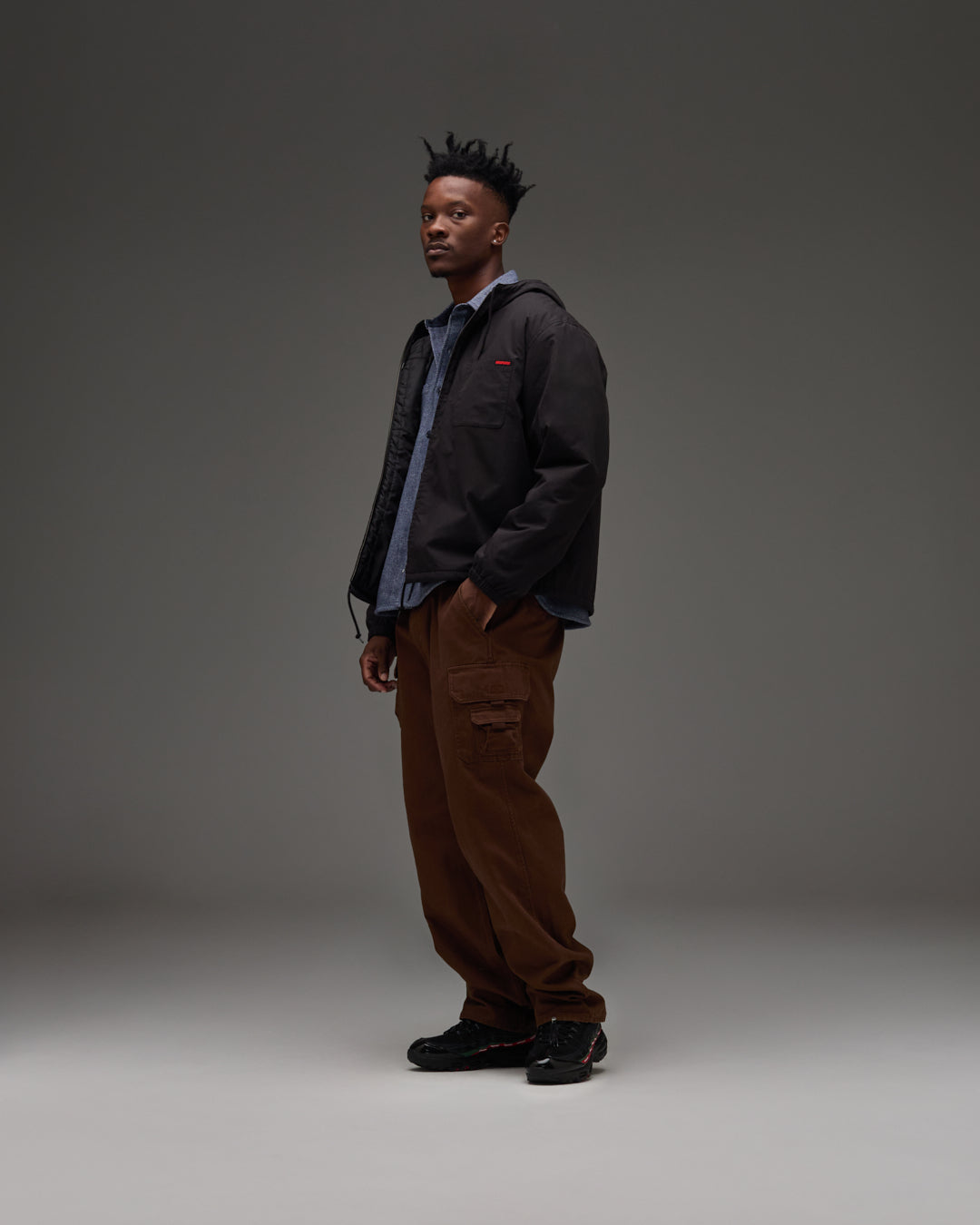 UNDEFEATED HOODED LIGHTWEIGHT WOVEN JACKET - BLACK