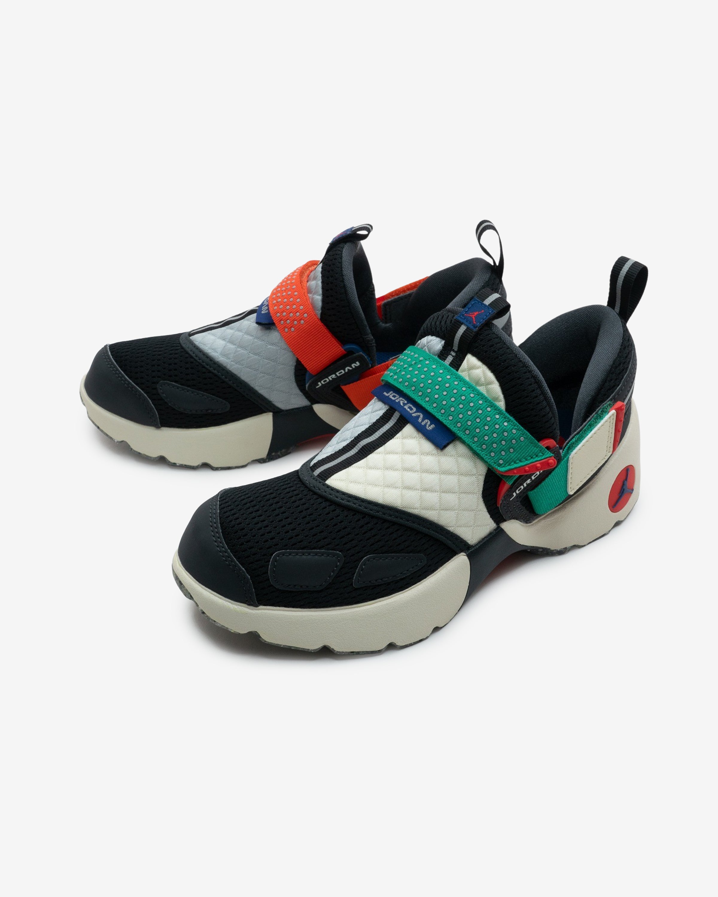 JORDAN WOMEN'S TRUNNER LX - BLACK/ WHITE