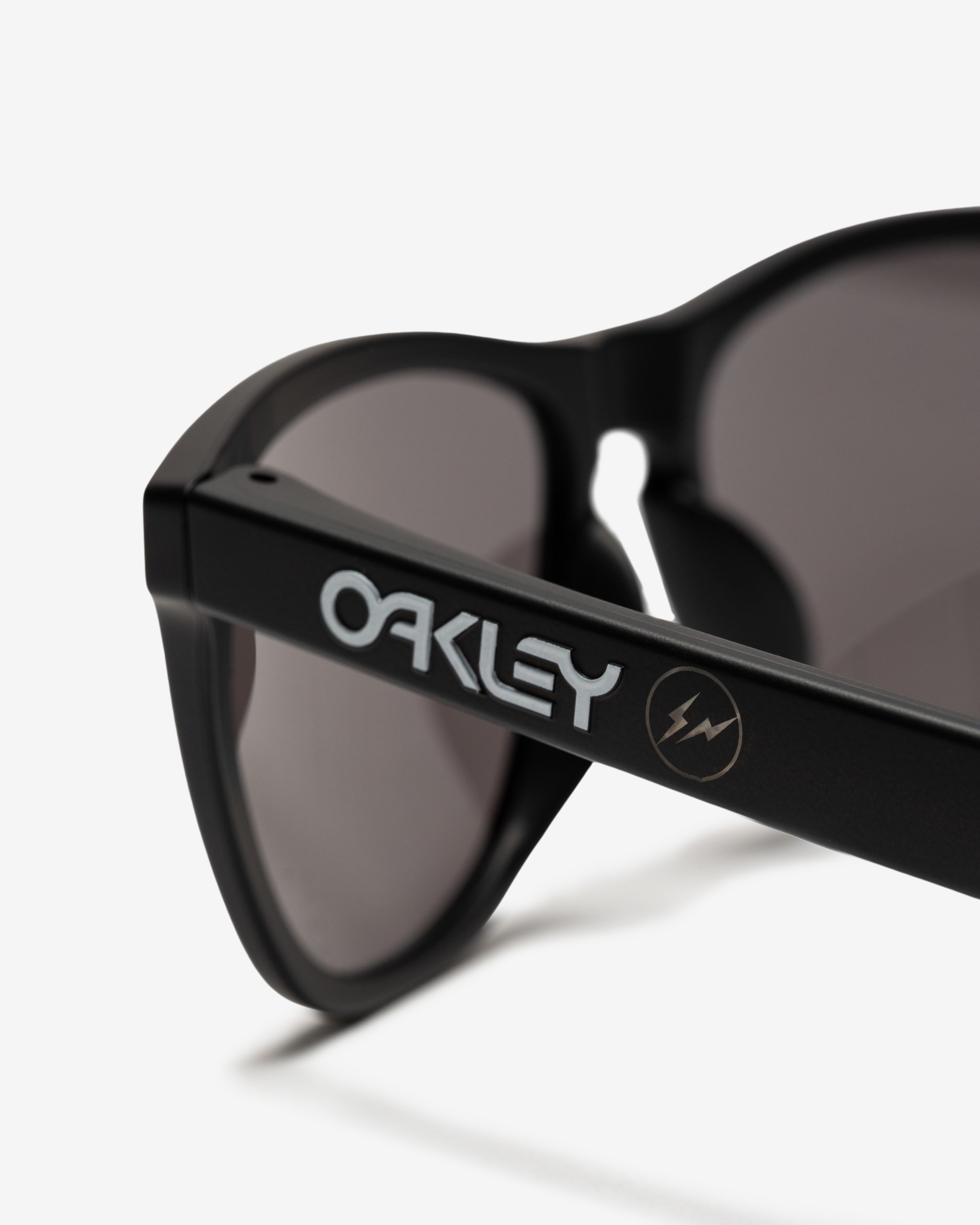 OAKLEY X FRAGMENT FROGSKINS - MATTEBLACK/ PRIZMGREY – Undefeated