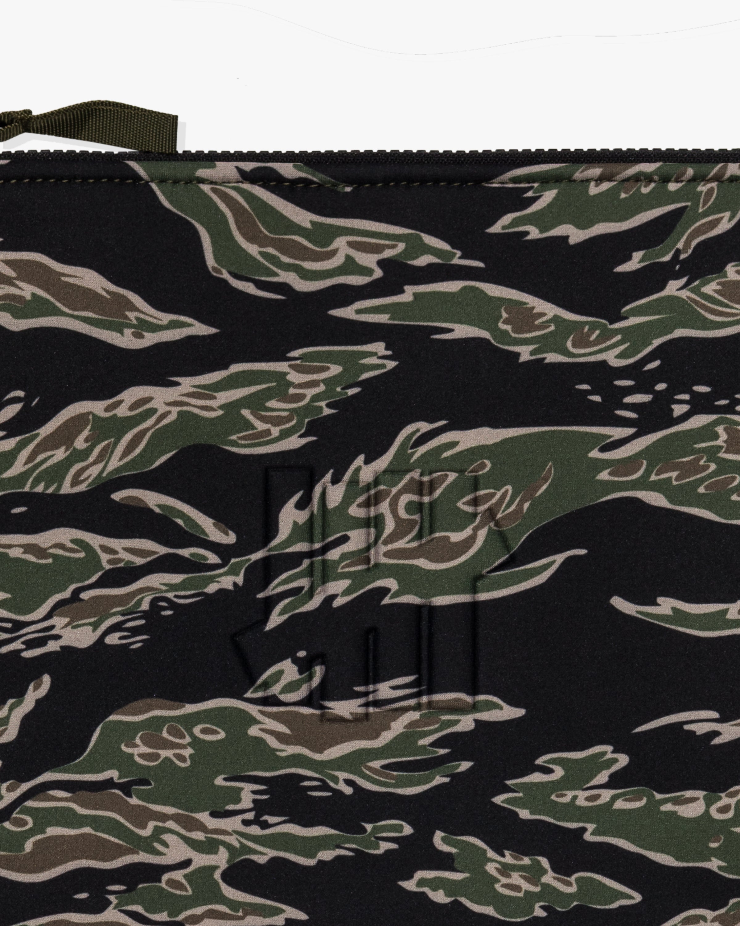 UNDEFEATED NEOPRENE POUCH- TIGER CAMO