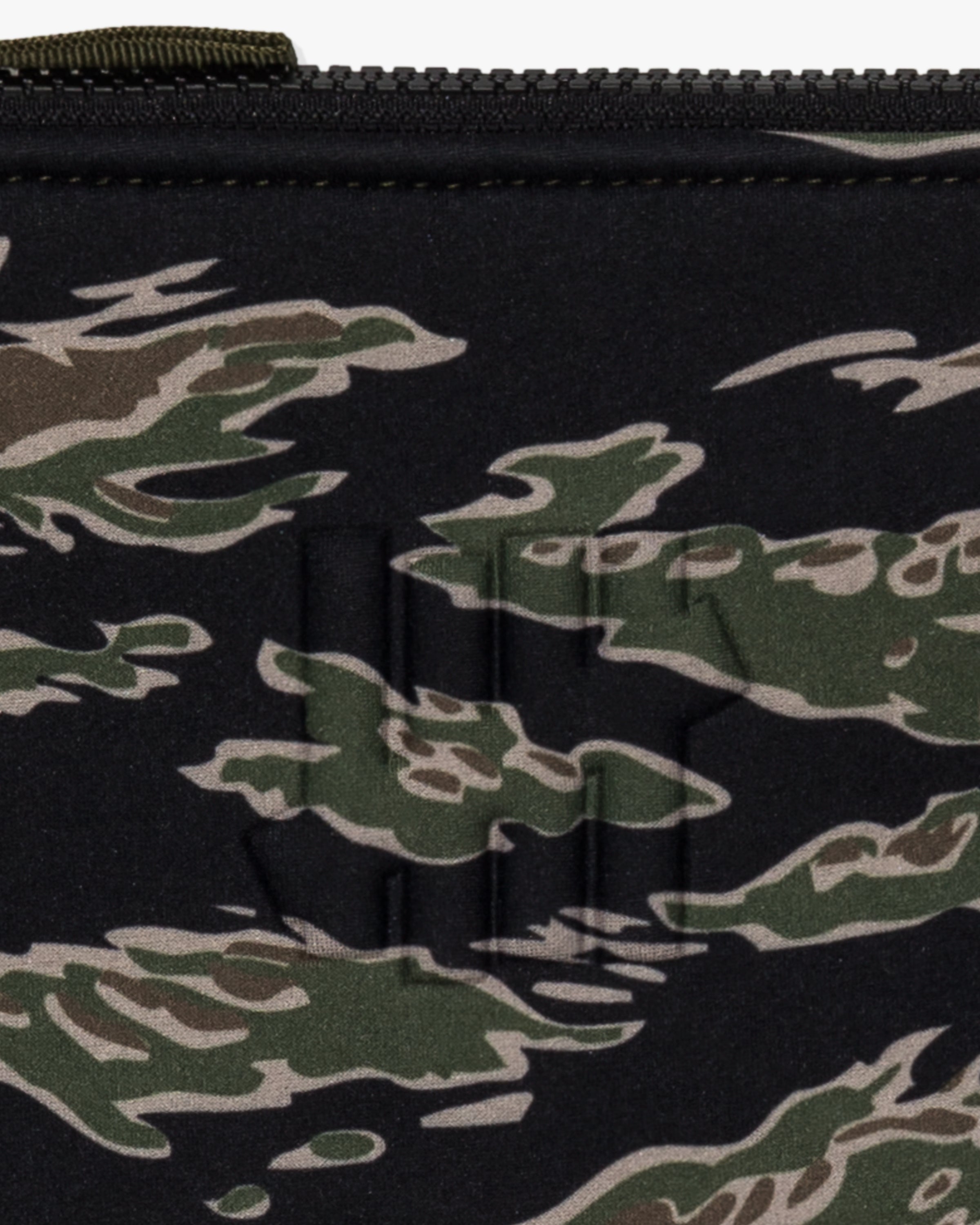 UNDEFEATED NEOPRENE POUCH- TIGER CAMO