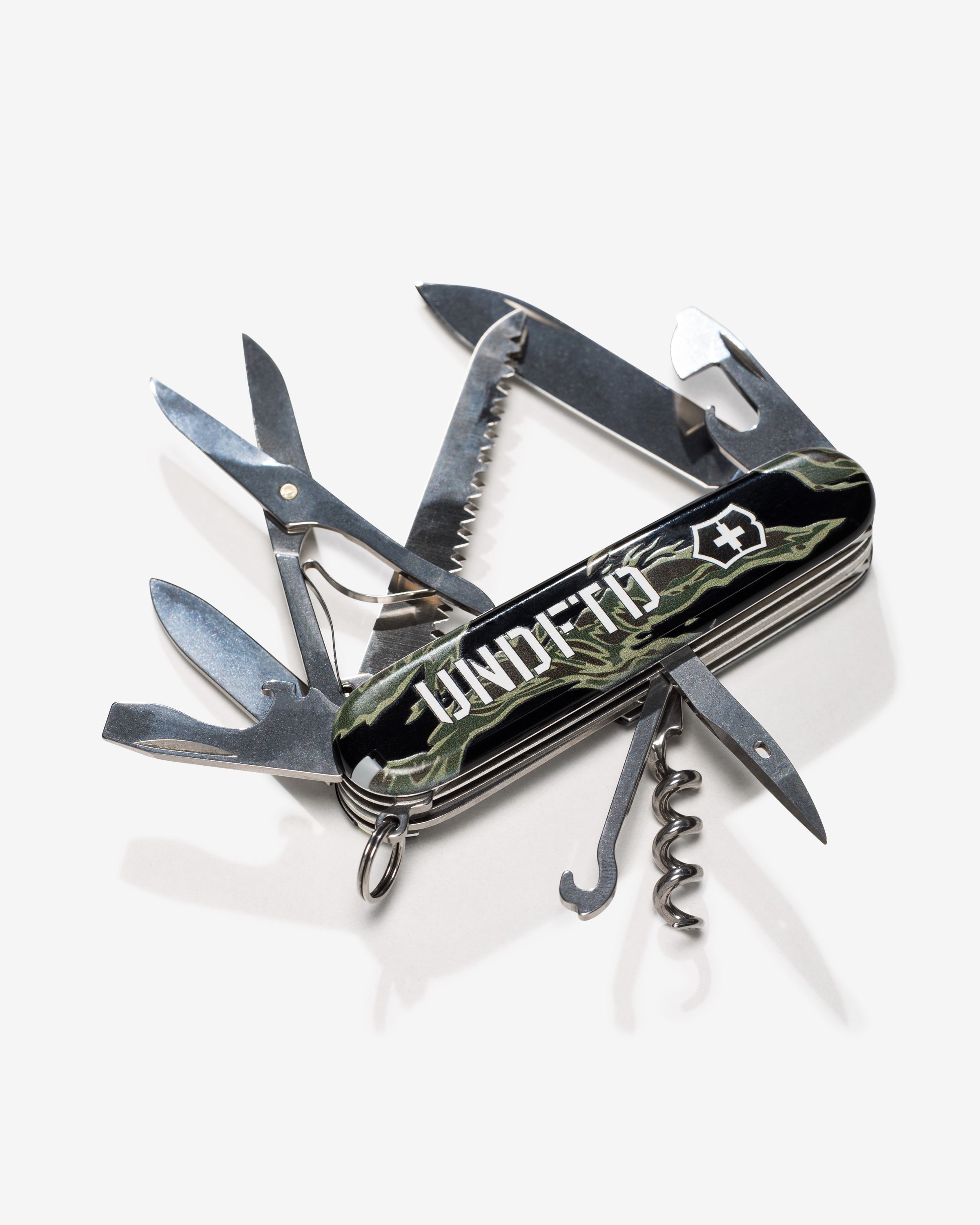 UNDEFEATED X VICTORINOX HUNTSMAN SWISS ARMY KNIFE - CAMO – Undefeated