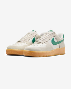 NIKE AIR FORCE 1 '07 LV8 - PHANTOM/ MALACHITE/ GUMYELLOW