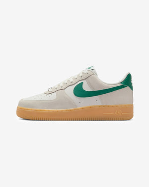 NIKE AIR FORCE 1 '07 LV8 - PHANTOM/ MALACHITE/ GUMYELLOW