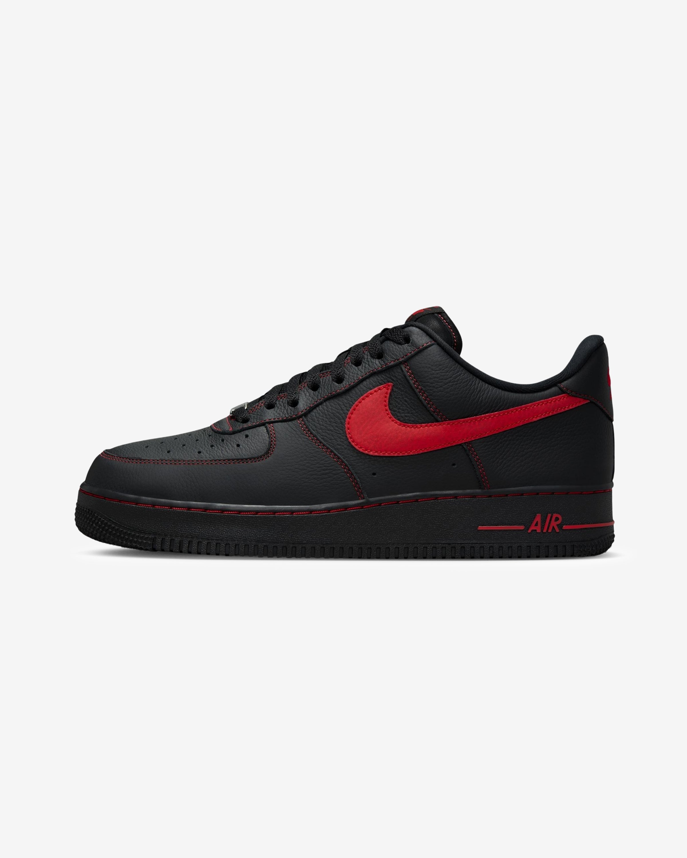 NIKE AIR FORCE 1 '07 LV8 - BLACK/ UNIVERSITYRED