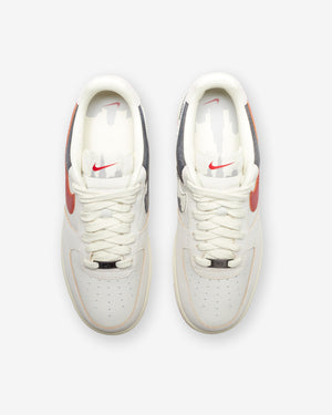 NIKE AIR FORCE 1 '07 PRM - SUMMITWHITE/ GYMRED/ COCONUTMILK