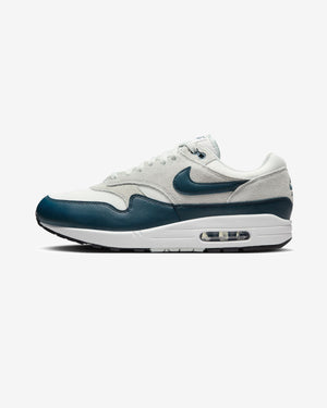 NIKE AIR MAX 1 ESSENTIAL - SUMMITWHITE/ ARMORYNAVY