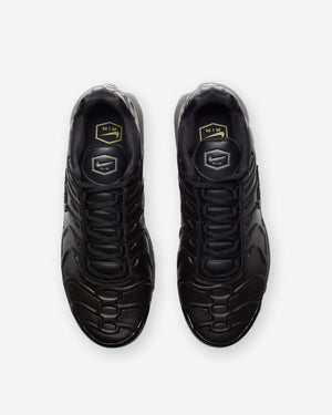 Air max plus undefeated hotsell