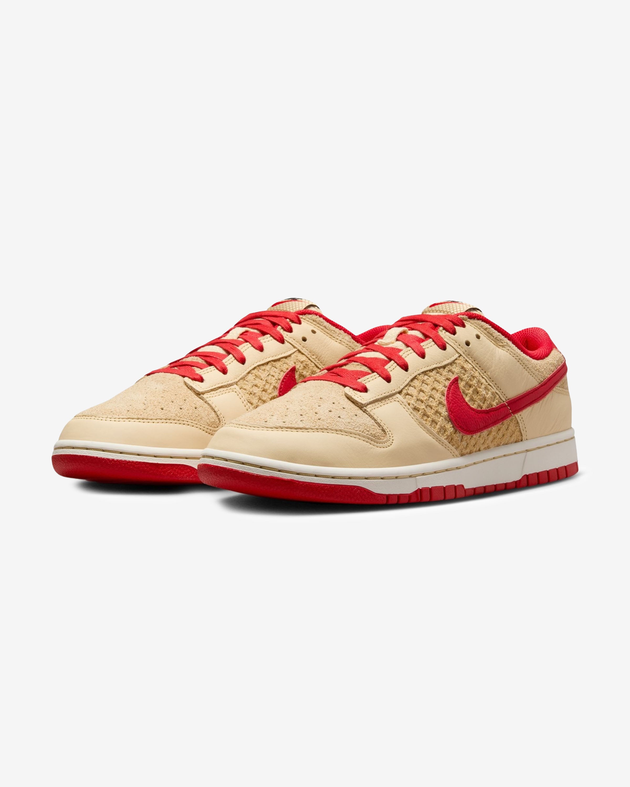 NIKE DUNK LOW RETRO SE - PALEVANILLA/ UNIVERSITYRED