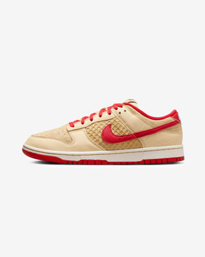 NIKE DUNK LOW RETRO SE - PALEVANILLA/ UNIVERSITYRED