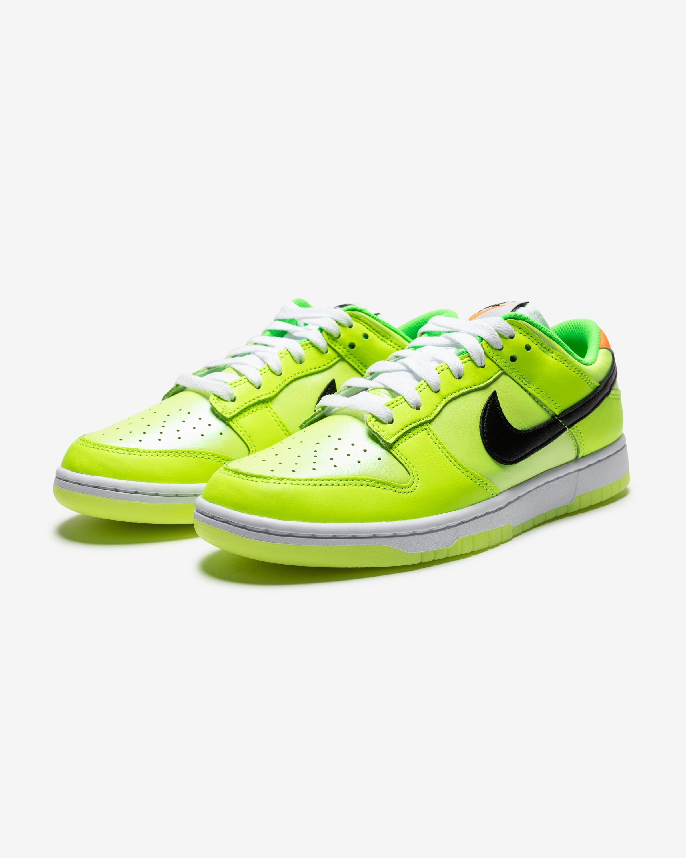 NIKE DUNK LOW SE - VOLT/ BLACK/ TOTALORANGE/ GREENSTRIKE – Undefeated