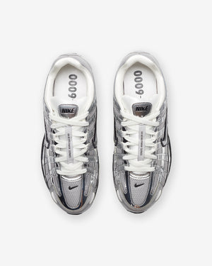 NIKE P-6000 - METALLICSILVER/ SAIL