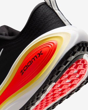 NIKE VOMERO PLUS - BLACK/ WHITE/ BRIGHT CRIMSON – Undefeated
