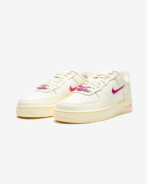 NIKE WOMEN'S AIR FORCE 1 '07 SE - COCONUTMILK/ PLAYFULPINK