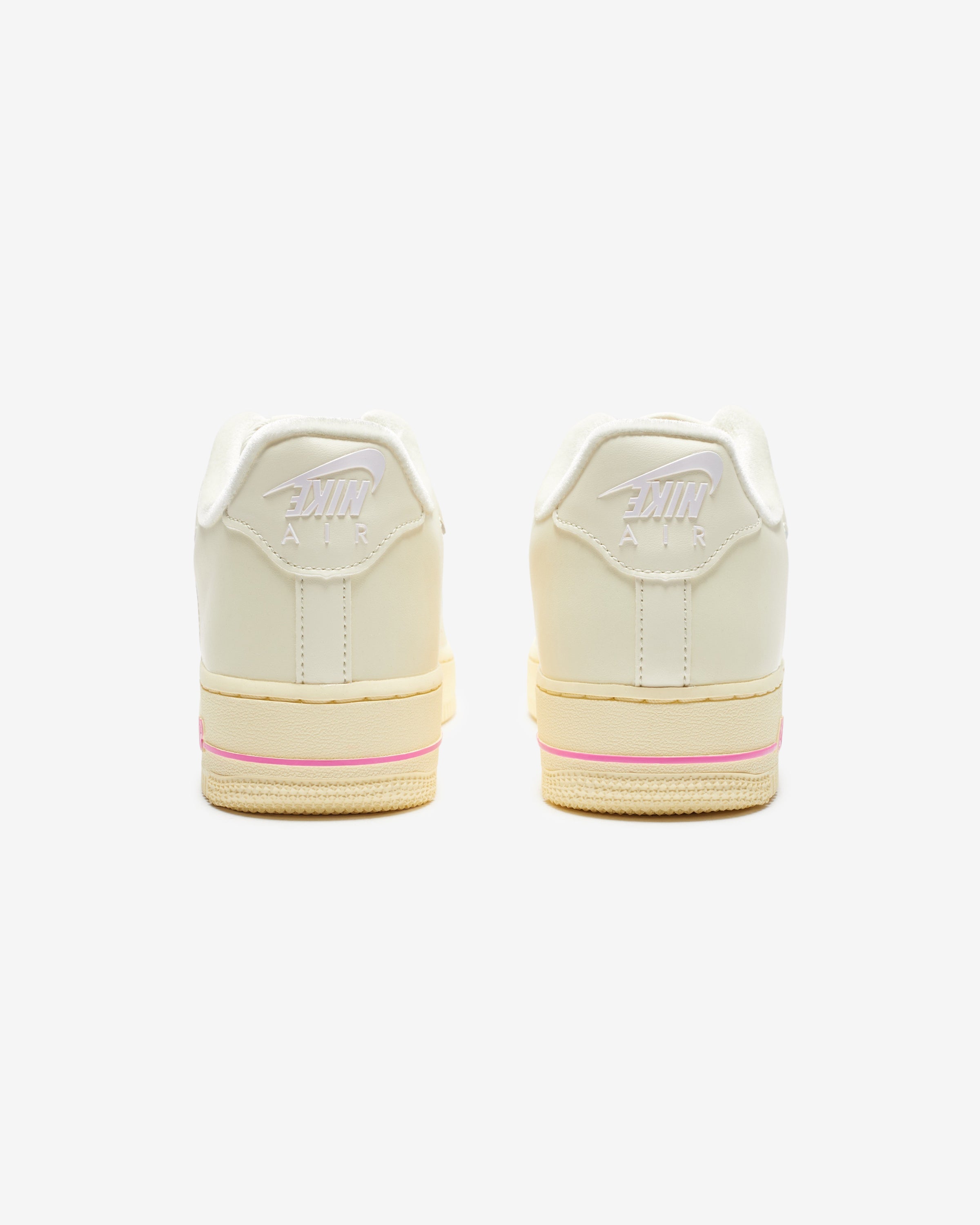 NIKE WOMEN'S AIR FORCE 1 '07 SE - COCONUTMILK/ PLAYFULPINK