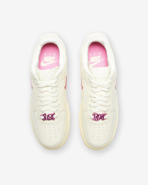 NIKE WOMEN'S AIR FORCE 1 '07 SE - COCONUTMILK/ PLAYFULPINK