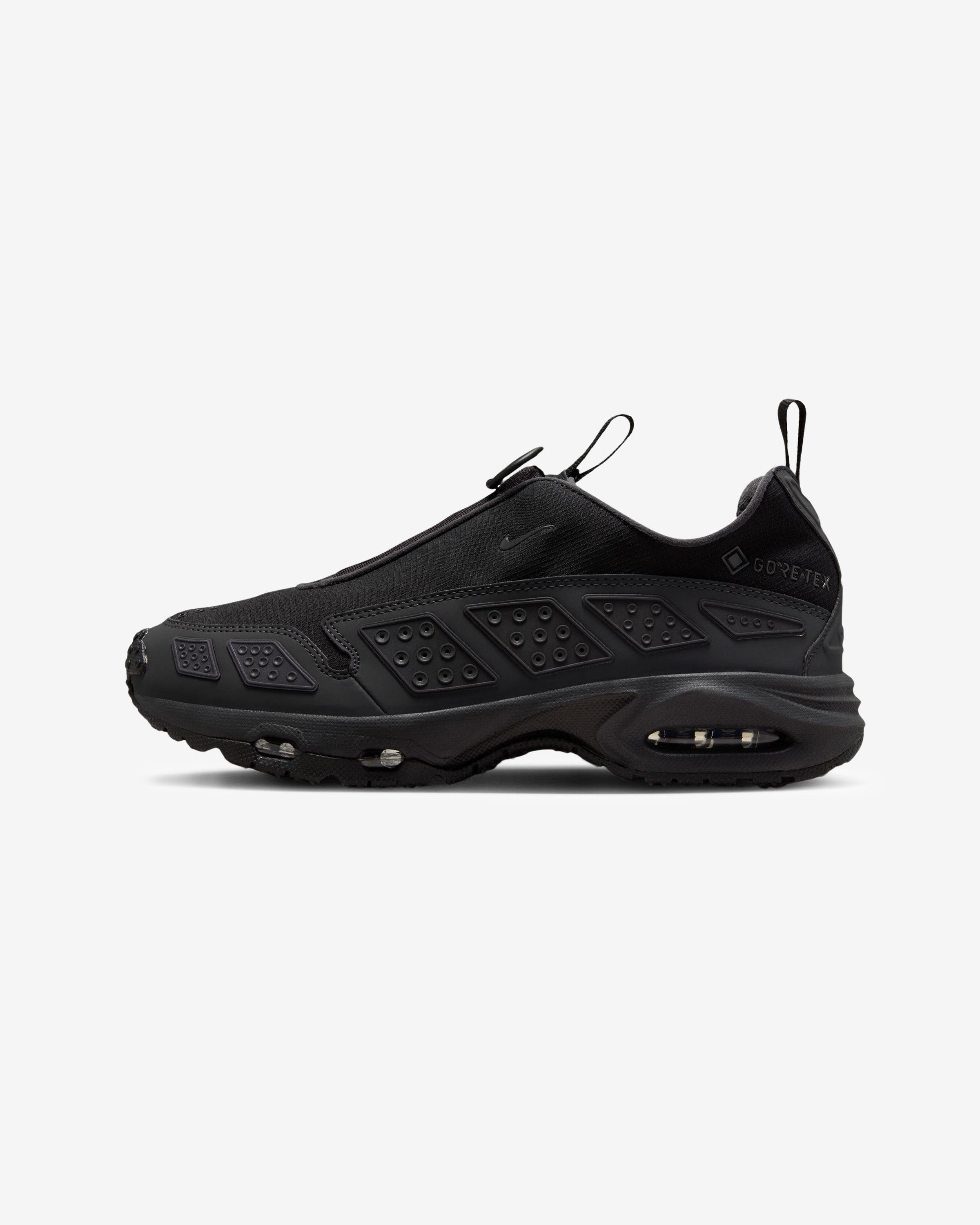 NIKE WOMEN'S AIR MAX SNDR GTX - BLACK/ DKSMOKEGREY