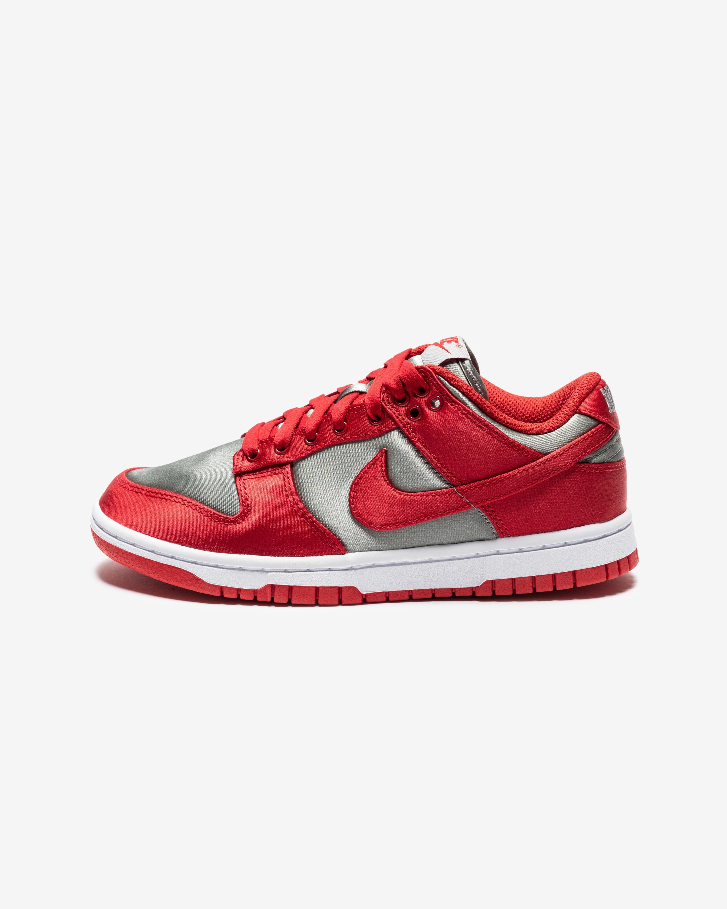 NIKE WOMEN'S DUNK LOW - MEDIUMGREY/ VARSITYRED