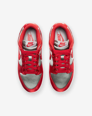 NIKE WOMEN'S DUNK LOW - MEDIUMGREY/ VARSITYRED