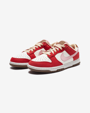 NIKE WOMEN'S DUNK LOW PRM - SPORTRED/ SHEEN/ STRAW/ SAIL