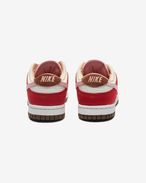 NIKE WOMEN'S DUNK LOW PRM - SPORTRED/ SHEEN/ STRAW/ SAIL