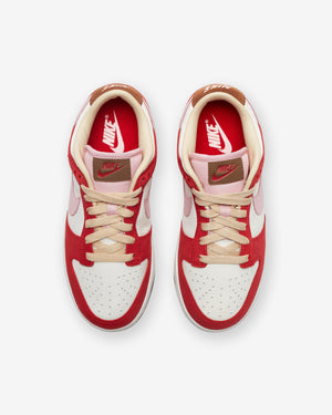 NIKE WOMEN'S DUNK LOW PRM - SPORTRED/ SHEEN/ STRAW/ SAIL