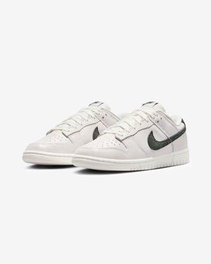 NIKE WOMEN'S DUNK LOW SE - WHITE/ BLACK/ TEAMRED