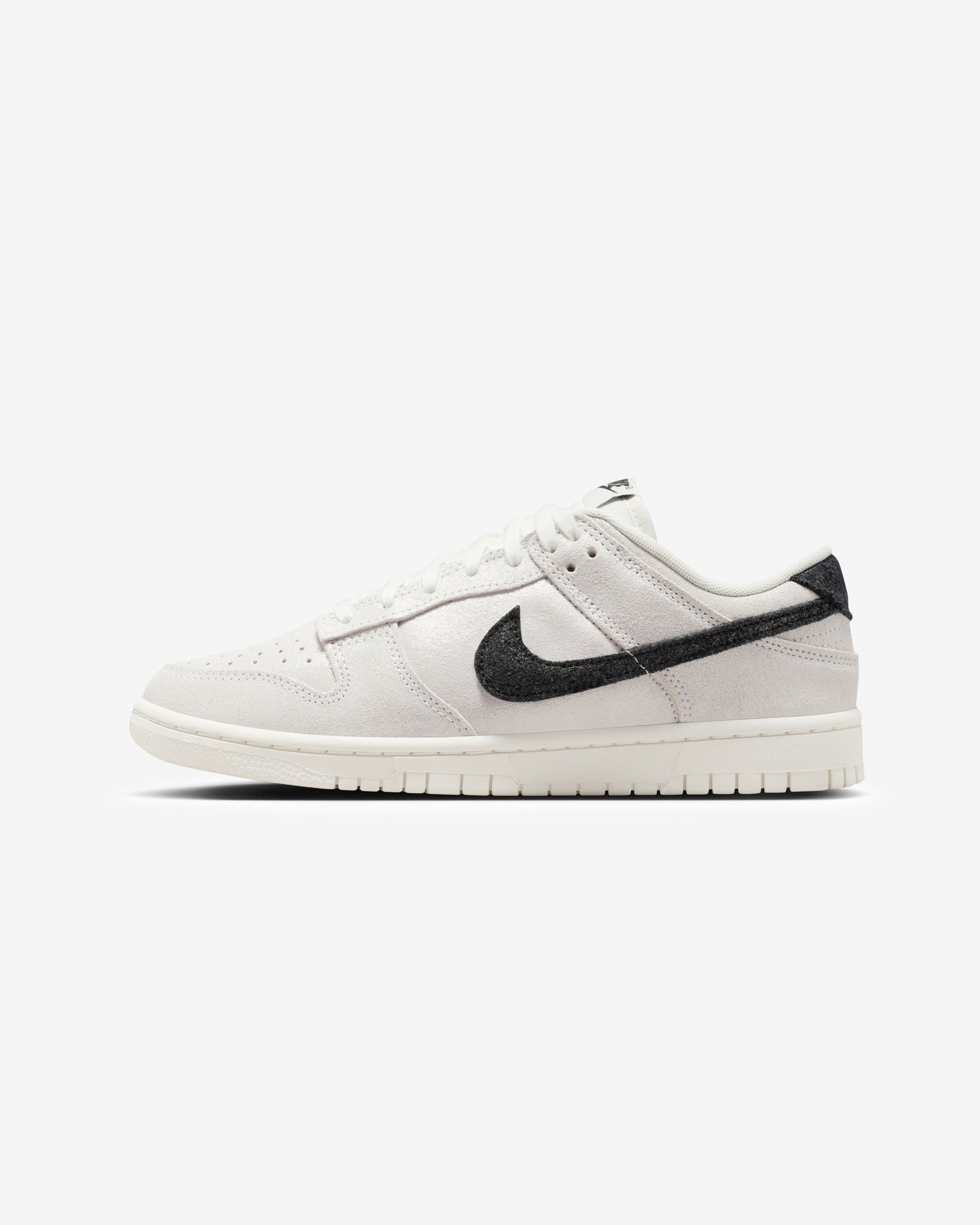 NIKE WOMEN'S DUNK LOW SE - WHITE/ BLACK/ TEAMRED