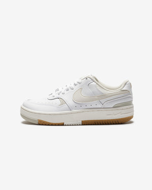 NIKE WOMEN'S GAMMA FORCE - WHITE/ PHANTOM/ LIGHTBONE