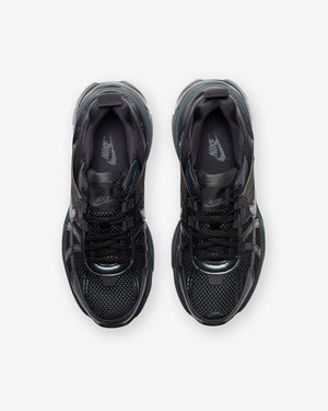 NIKE WOMEN'S V2K RUN - BLACK/ DKSMOKEGREY