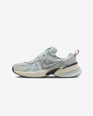 NIKE WOMEN'S V2K RUN - LIGHTPUMICE/ CHROME – Undefeated