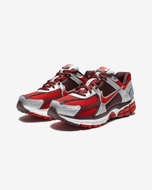 NIKE WOMEN'S VOMERO 5 - MYSTIC RED/ MTLCPLATINUM