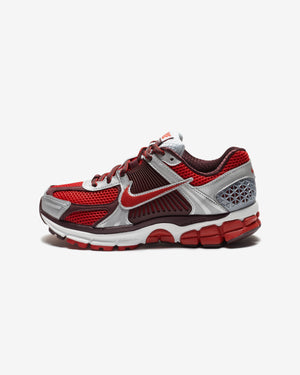 NIKE WOMEN'S VOMERO 5 - MYSTIC RED/ MTLCPLATINUM