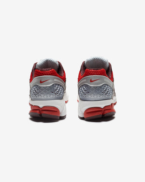 NIKE WOMEN'S VOMERO 5 - MYSTIC RED/ MTLCPLATINUM