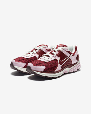 NIKE WOMEN'S ZOOM VOMERO 5 - PINKFOAM/ TEAMRED/ SAIL