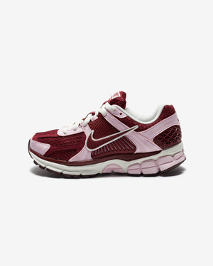 NIKE WOMEN'S ZOOM VOMERO 5 - PINKFOAM/ TEAMRED/ SAIL