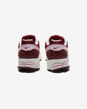 NIKE WOMEN'S ZOOM VOMERO 5 - PINKFOAM/ TEAMRED/ SAIL