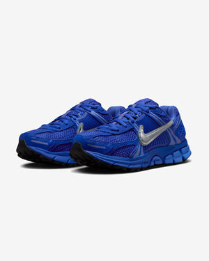 NIKE WOMEN'S ZOOM VOMERO 5 - RACERBLUE/ METALLICSILVER