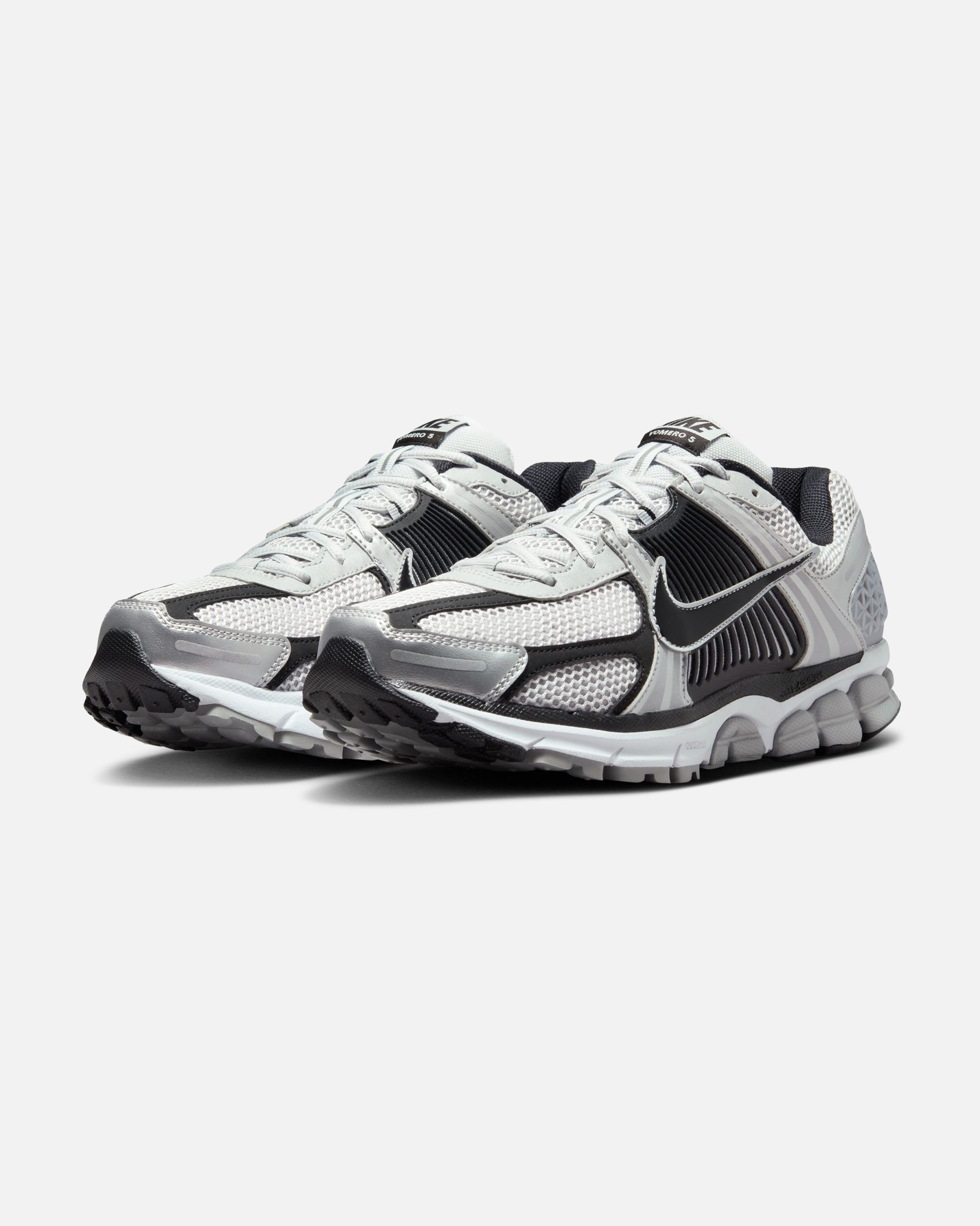 NIKE ZOOM VOMERO 5 - METALLICSILVER/ BLACK