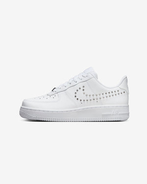 NIKE WOMEN'S AIR FORCE 1 '07 - WHITE/ CHROME/ METALLICSILVER