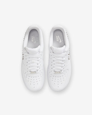 NIKE WOMEN'S AIR FORCE 1 '07 - WHITE/ CHROME/ METALLICSILVER